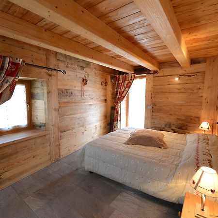 Vieilles Maisons D'Introd Bilik gambar