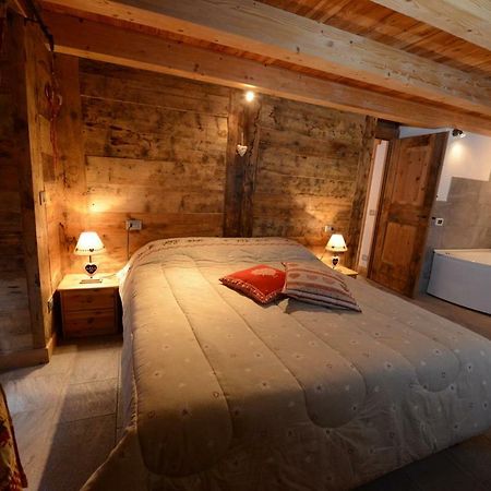 Vieilles Maisons D'Introd Luaran gambar