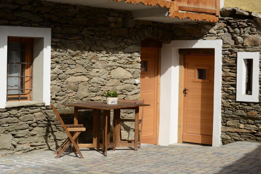 Vieilles Maisons D'Introd Luaran gambar