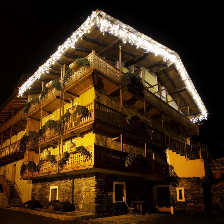 Vieilles Maisons D'Introd Luaran gambar