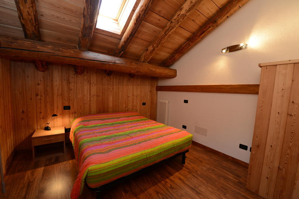 Vieilles Maisons D'Introd Bilik gambar