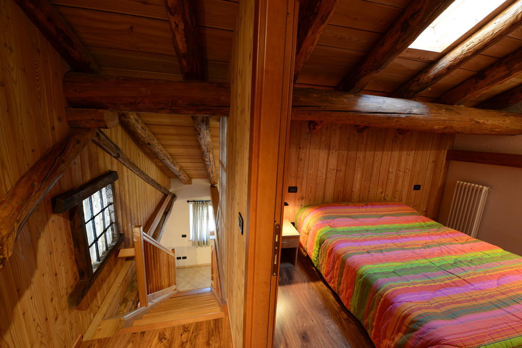 Vieilles Maisons D'Introd Bilik gambar