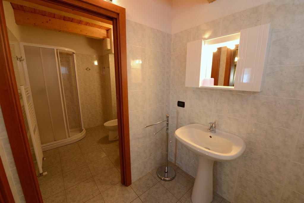 Vieilles Maisons D'Introd Bilik gambar