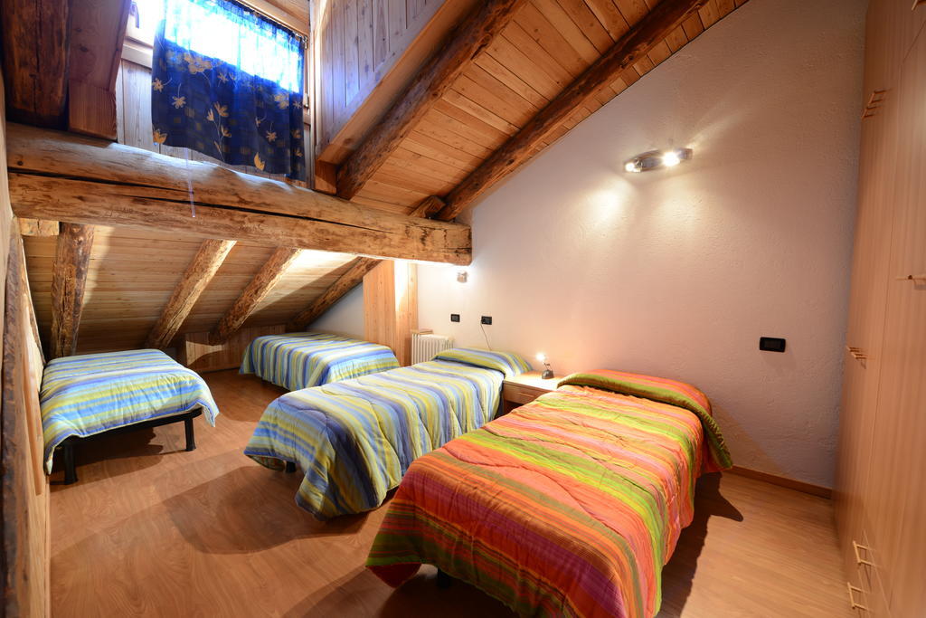 Vieilles Maisons D'Introd Bilik gambar