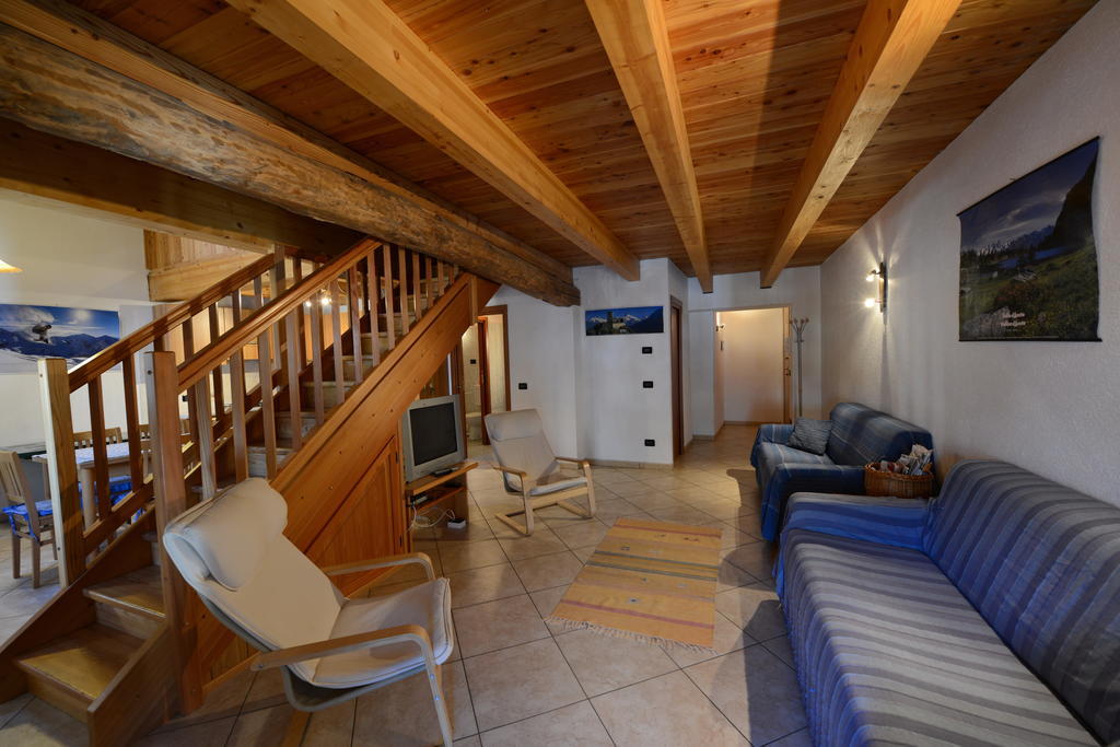 Vieilles Maisons D'Introd Bilik gambar