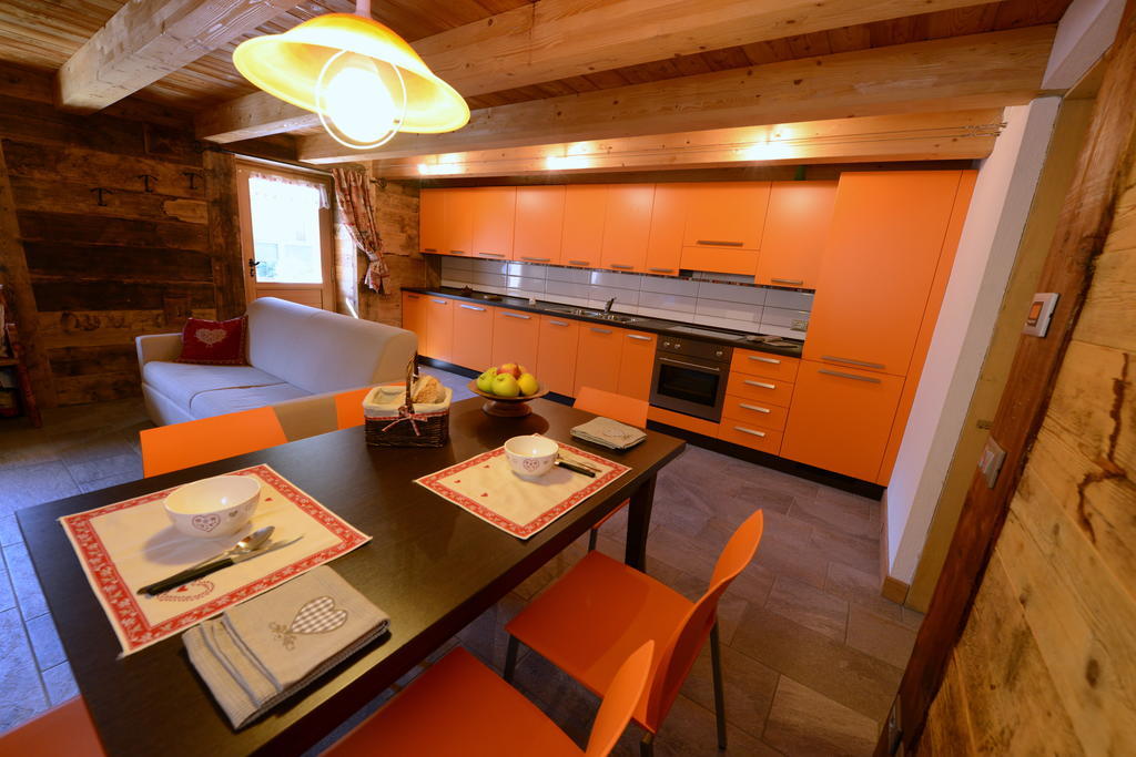 Vieilles Maisons D'Introd Luaran gambar