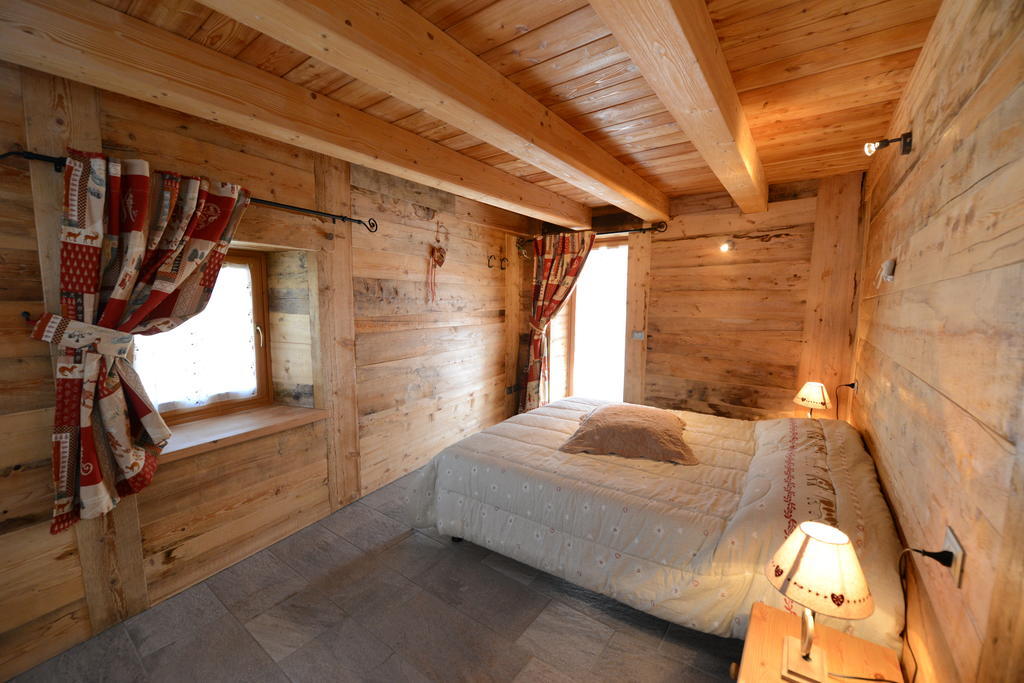 Vieilles Maisons D'Introd Bilik gambar