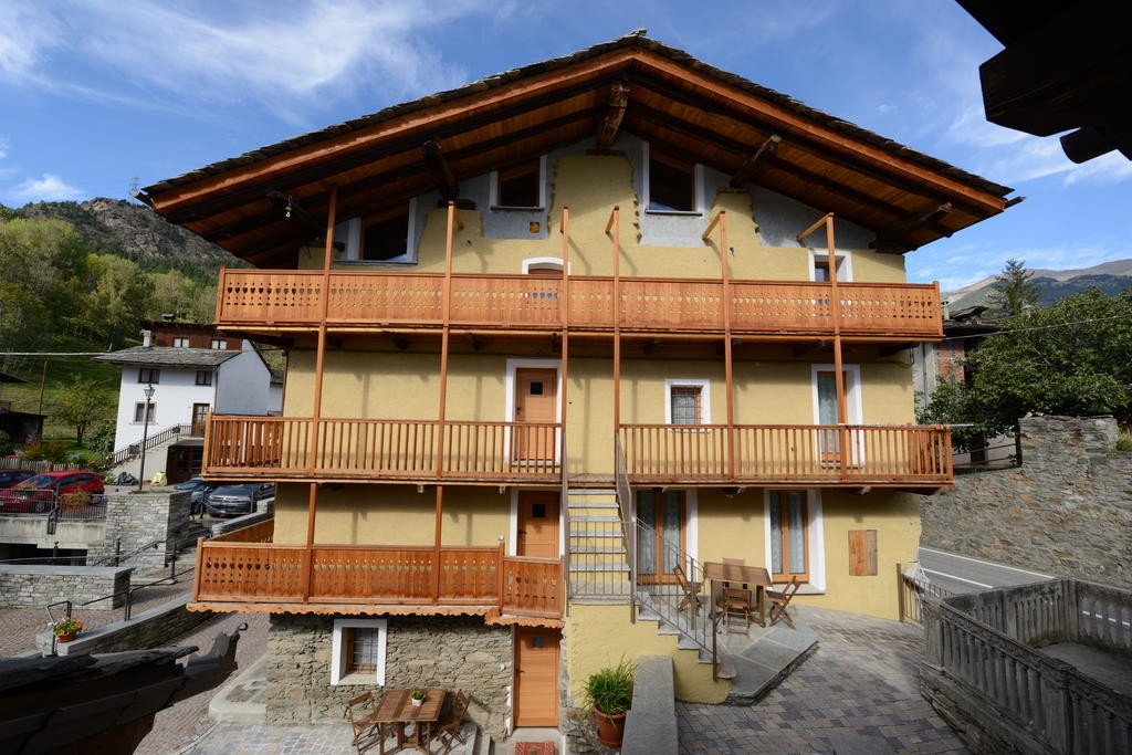 Vieilles Maisons D'Introd Luaran gambar