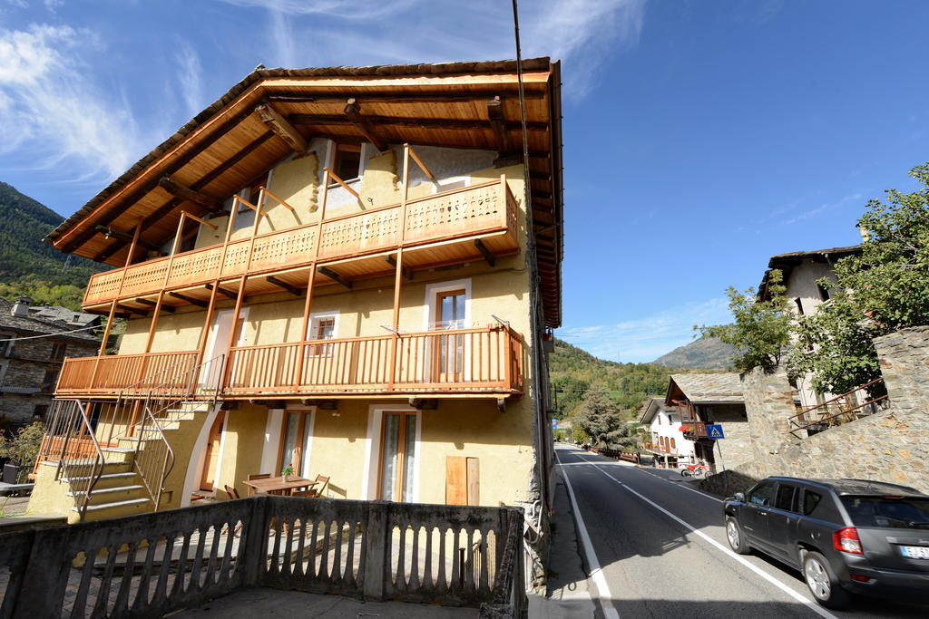 Vieilles Maisons D'Introd Bilik gambar