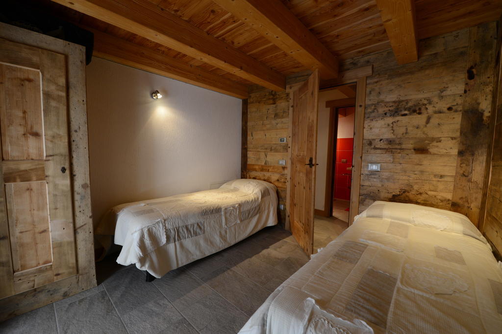 Vieilles Maisons D'Introd Bilik gambar