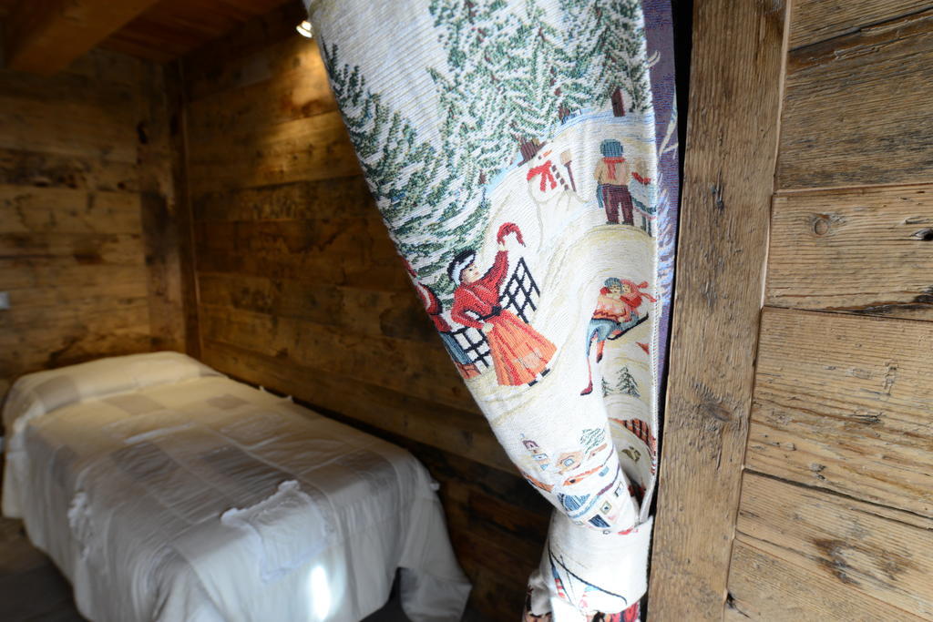Vieilles Maisons D'Introd Luaran gambar
