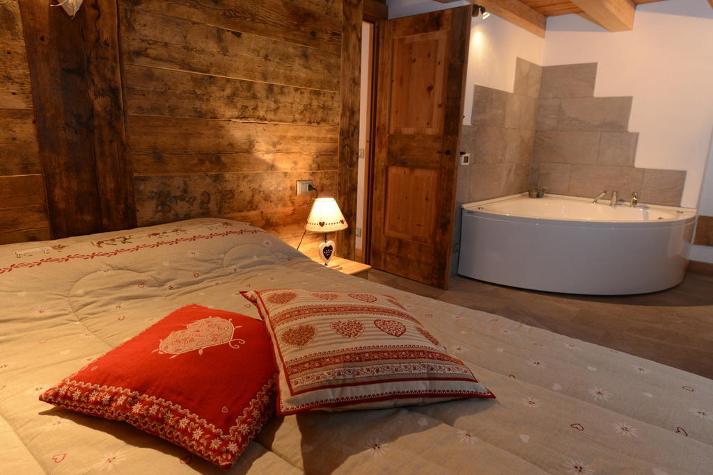 Vieilles Maisons D'Introd Bilik gambar