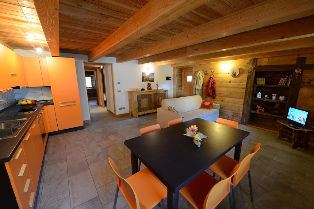 Vieilles Maisons D'Introd Luaran gambar