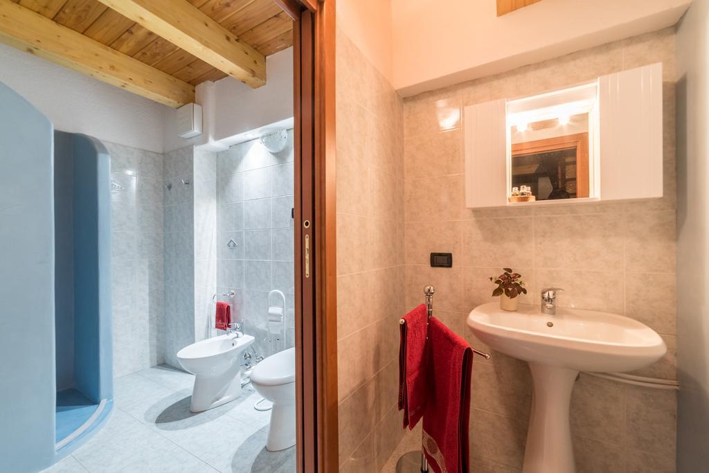 Vieilles Maisons D'Introd Luaran gambar
