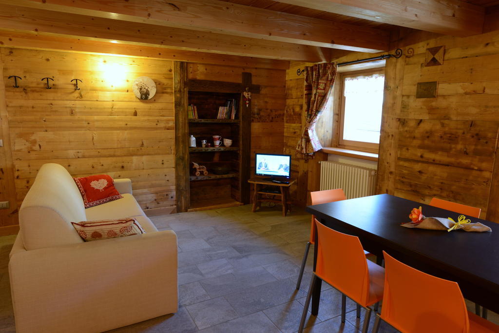 Vieilles Maisons D'Introd Luaran gambar