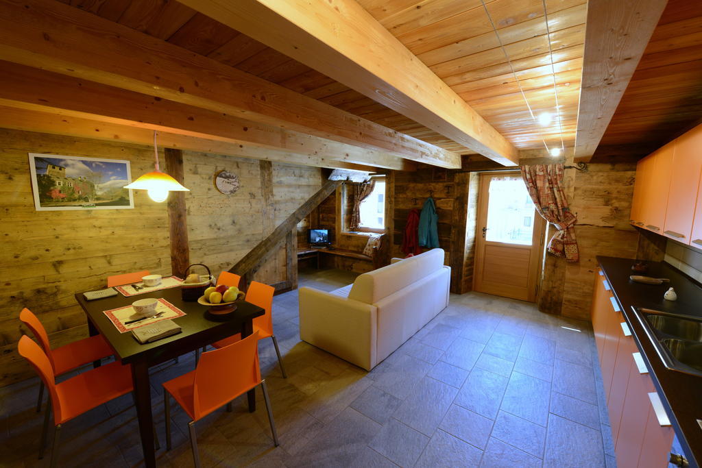 Vieilles Maisons D'Introd Luaran gambar