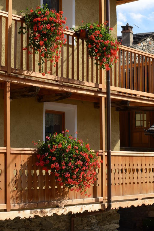 Vieilles Maisons D'Introd Luaran gambar