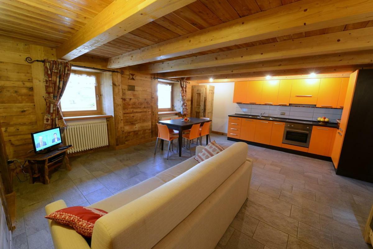 Vieilles Maisons D'Introd Luaran gambar