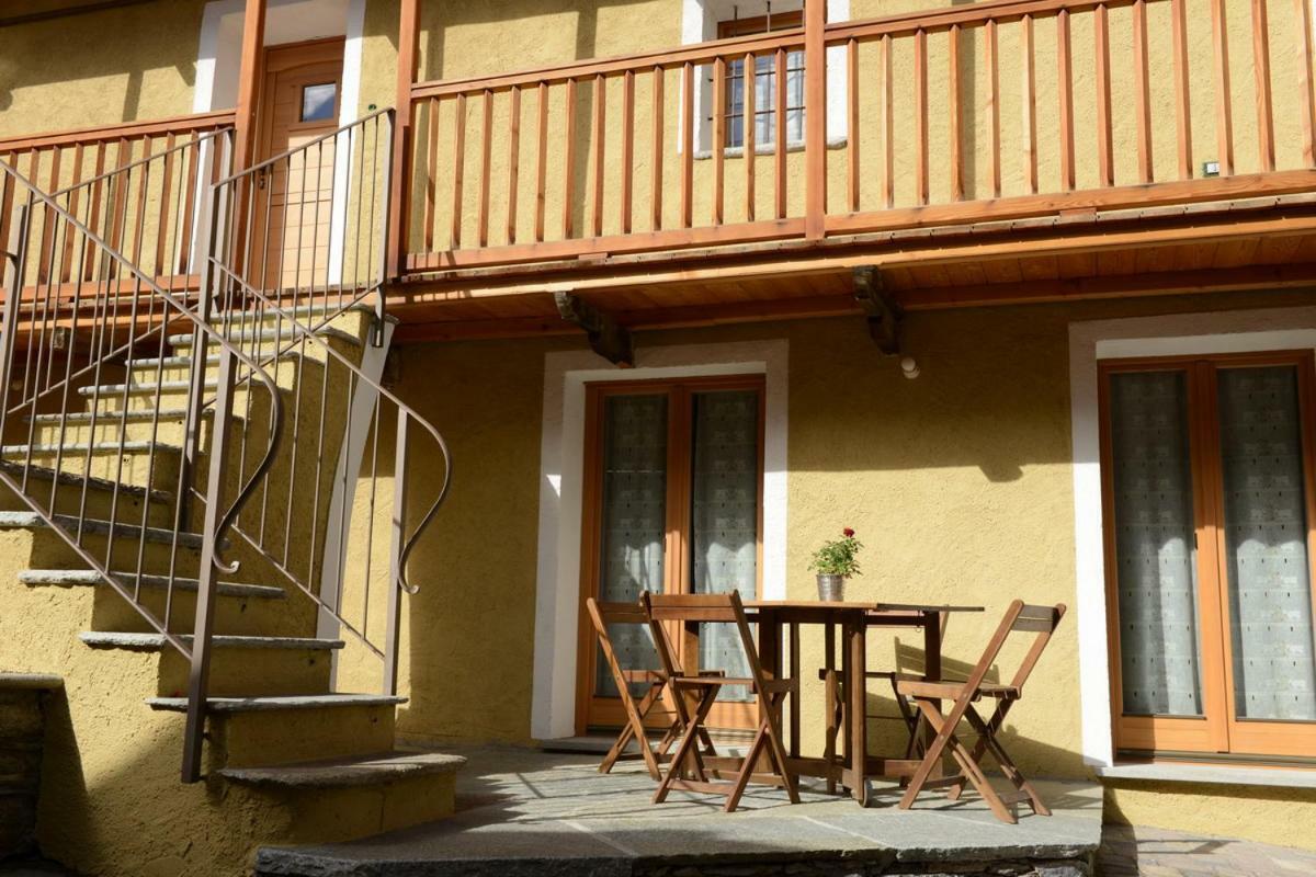 Vieilles Maisons D'Introd Luaran gambar